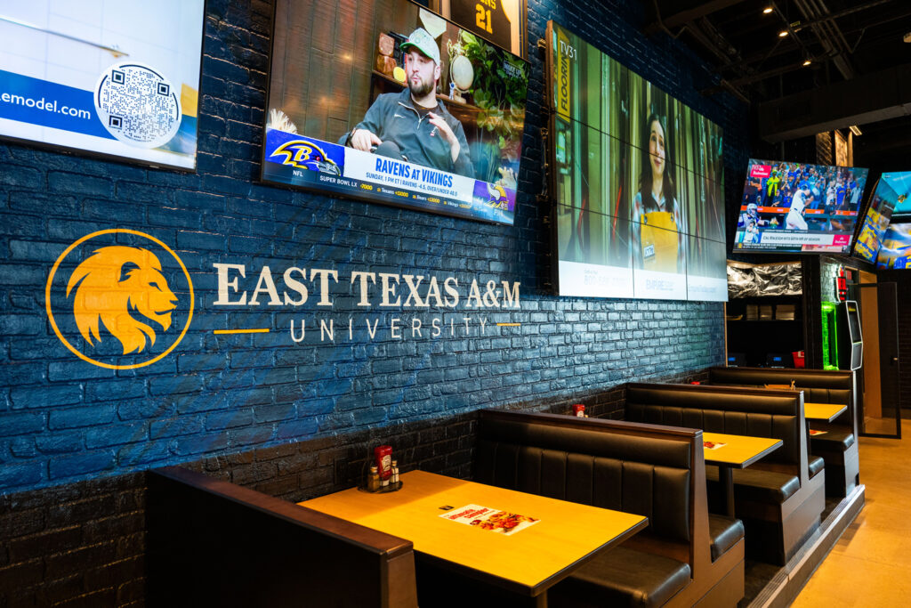 M25235 Buffalo Wild Wings Ribbon Cutting DSC 8989