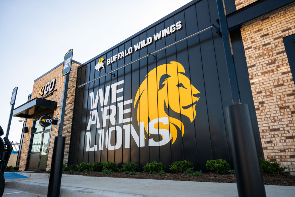 M25235 Buffalo Wild Wings Ribbon Cutting DSC 9107 Nashville - Texas