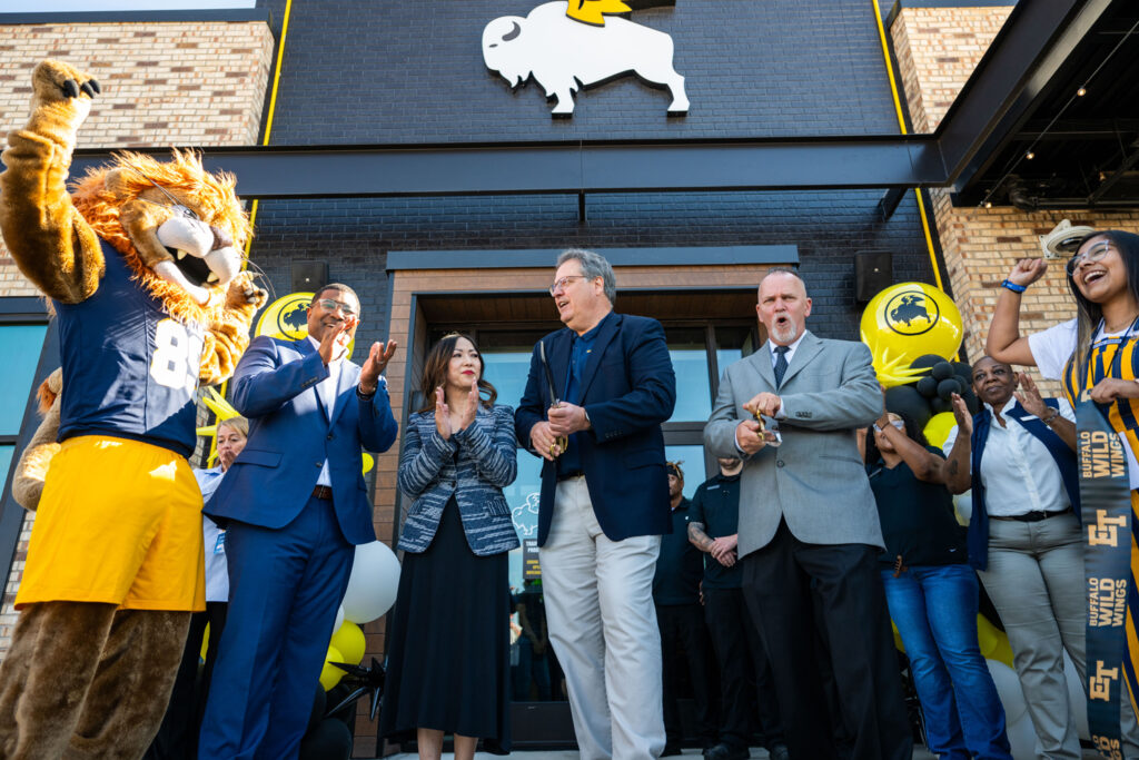 M25235 Buffalo Wild Wings Ribbon Cutting DSC 9516 Nashville - Texas