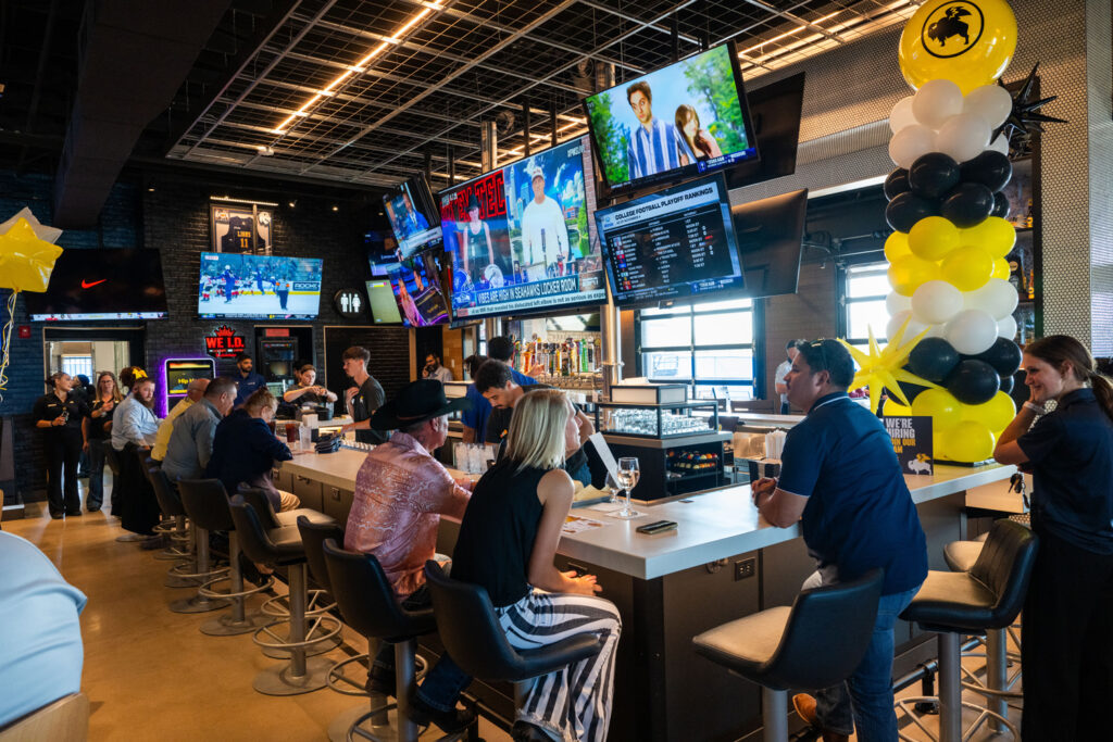 M25235 Buffalo Wild Wings Ribbon Cutting DSC 9679 Nashville - Texas