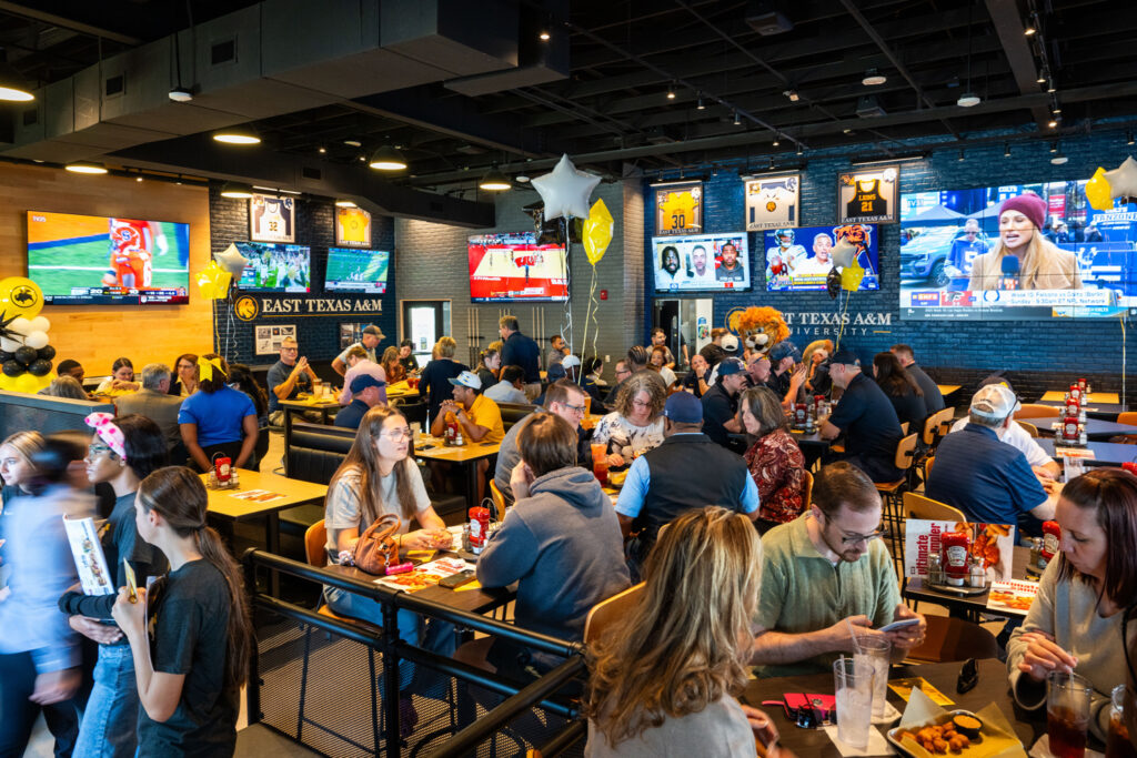 M25235 Buffalo Wild Wings Ribbon Cutting DSC 9688 Nashville - Texas